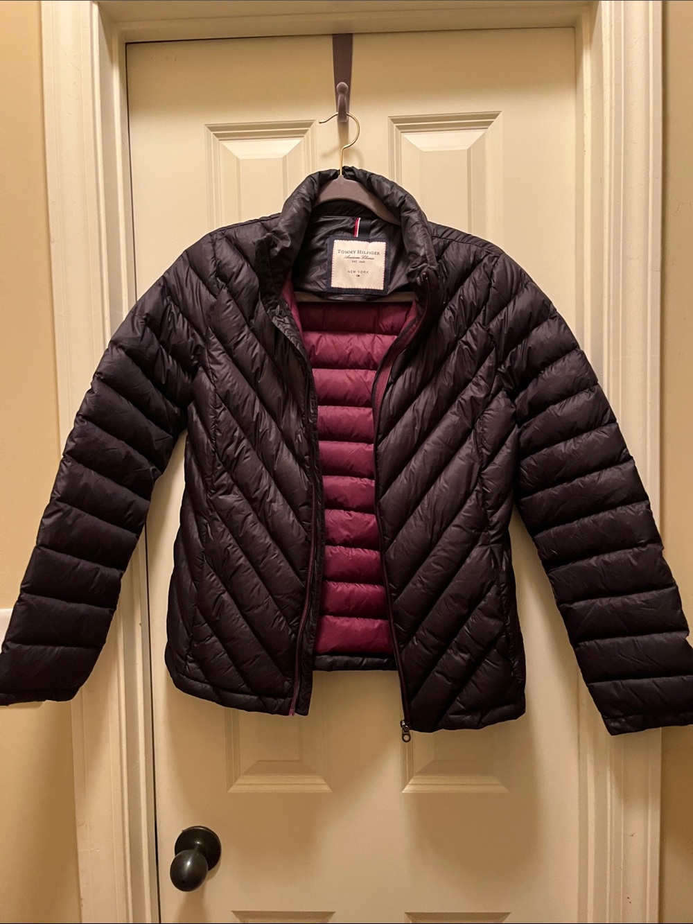 Tommy Hilfiger Women’s Hooded Chevron Packable Down Jacket Size Small Black